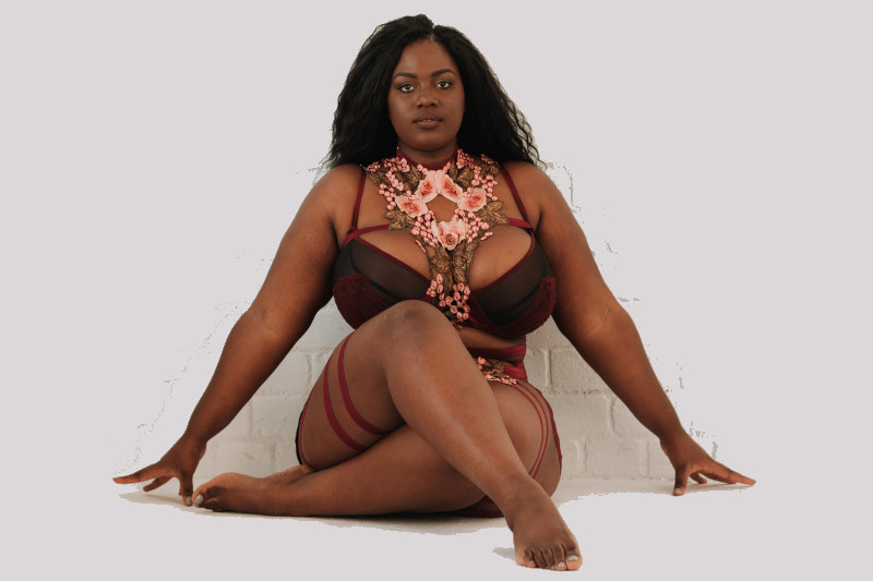 You are currently viewing How to throw the perfect lingerie party